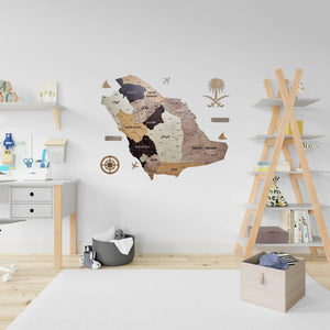 لوحة خريطة السعودية بتصميم أنيق توضح حدود المملكة والمدن الرئيسية، مثالية للديكور والتعلم.