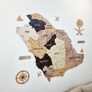 لوحة خريطة السعودية بتصميم أنيق توضح حدود المملكة والمدن الرئيسية، مثالية للديكور والتعلم.