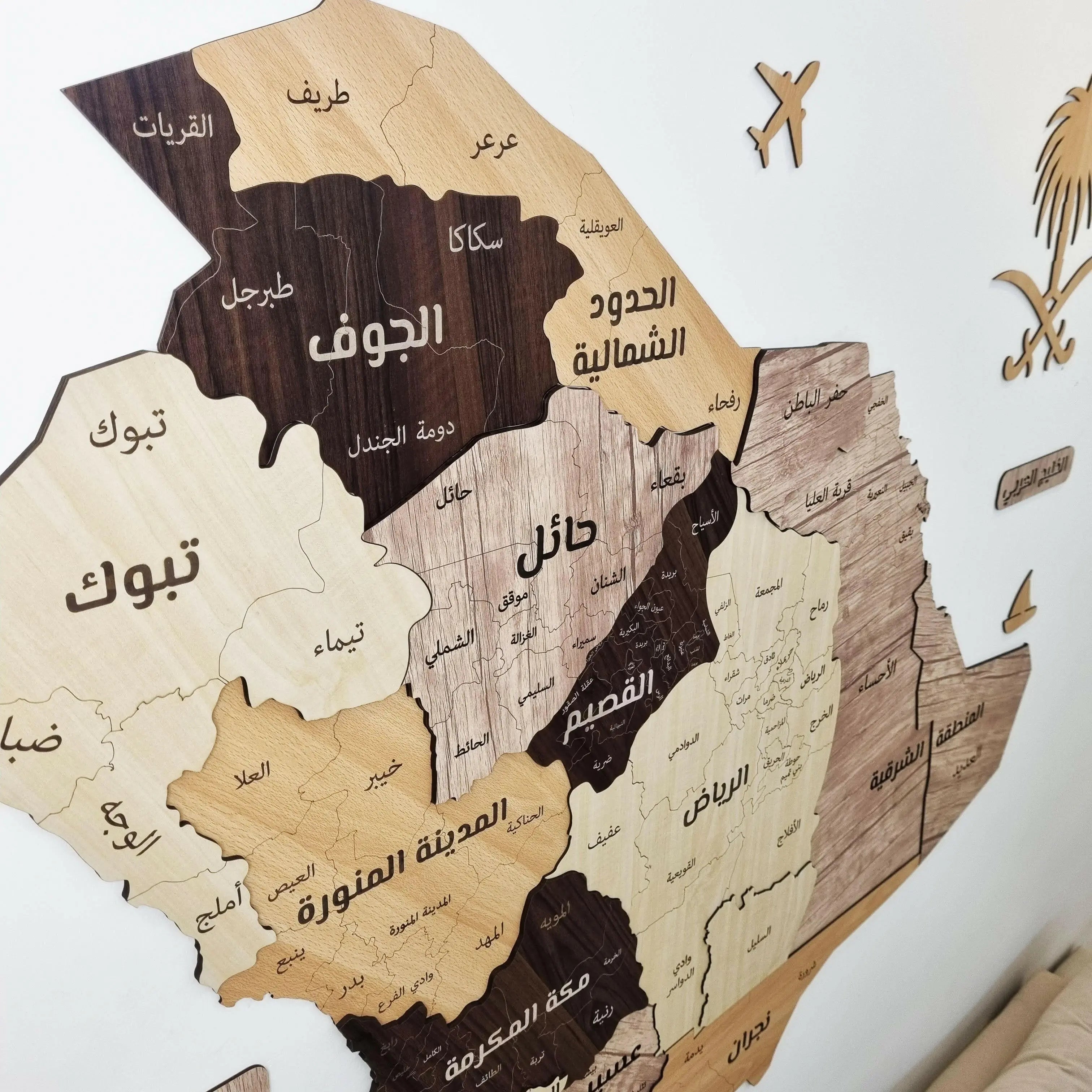 لوحة خريطة السعودية بتصميم أنيق توضح حدود المملكة والمدن الرئيسية، مثالية للديكور والتعلم.