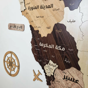 لوحة خريطة السعودية بتصميم أنيق توضح حدود المملكة والمدن الرئيسية، مثالية للديكور والتعلم.