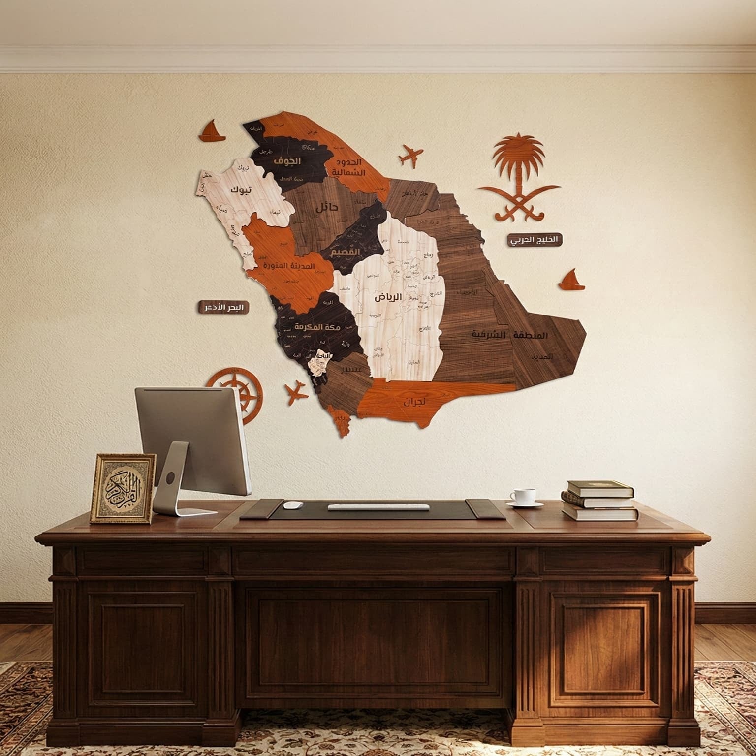 مكتب منزلي به مكتب خشبي ورف كتب وخريطة حائط خشبية متعددة الالوان للمملكة العربية السعودية