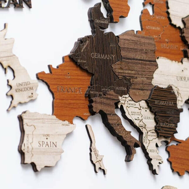 لوحة خريطة العالم بجودة عالية تظهر تفاصيل الدول والقارات، مثالية لتزيين المكاتب وغرف الدراسة