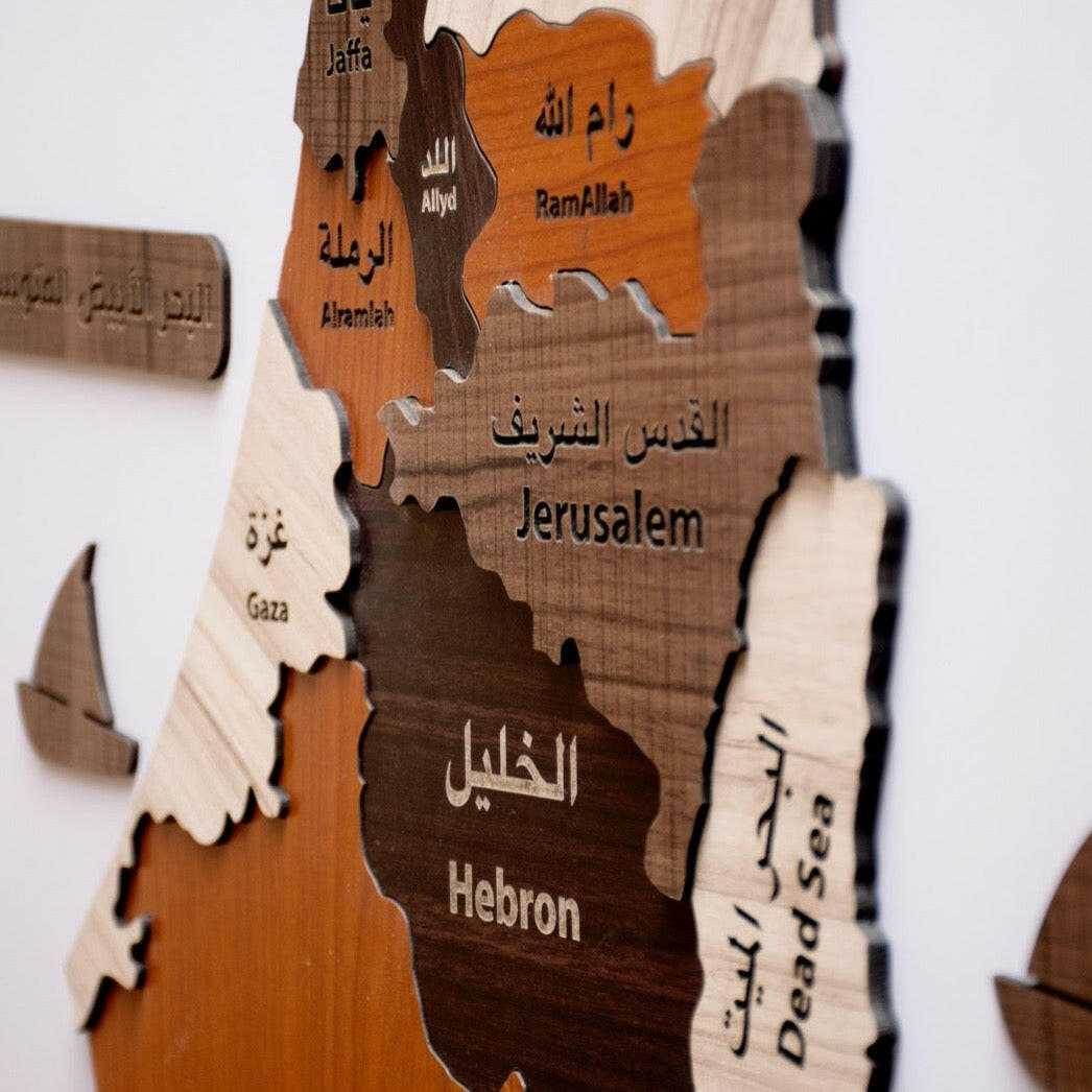 صورة لوحة خريطة فلسطين تُظهر الحدود والمعالم البارزة بدقة، مناسبة للبحث عن خرائط جغرافية فلسطينية.