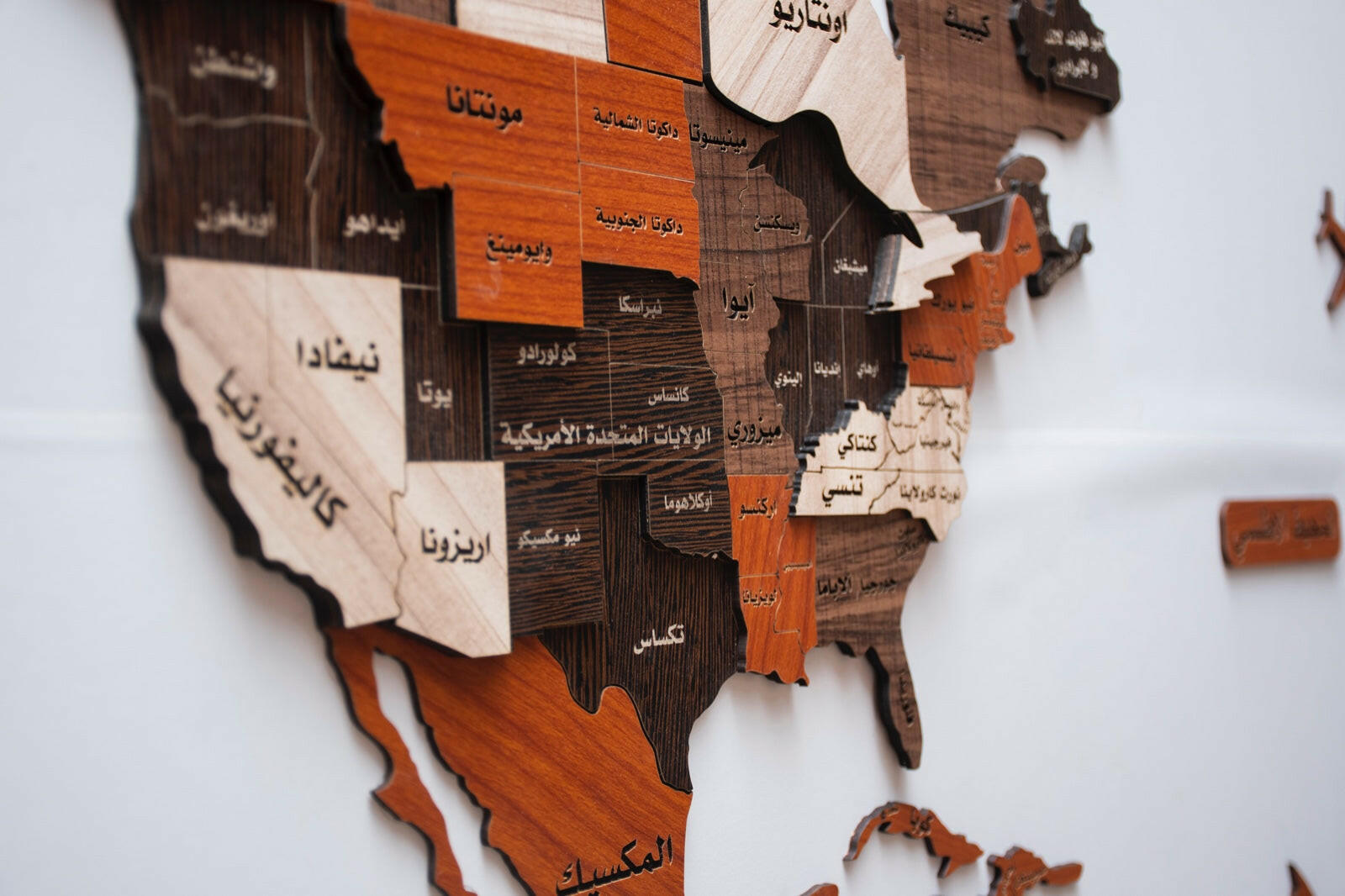 لوحة خريطة العالم بجودة عالية تظهر تفاصيل الدول والقارات، مثالية لتزيين المكاتب وغرف الدراسة