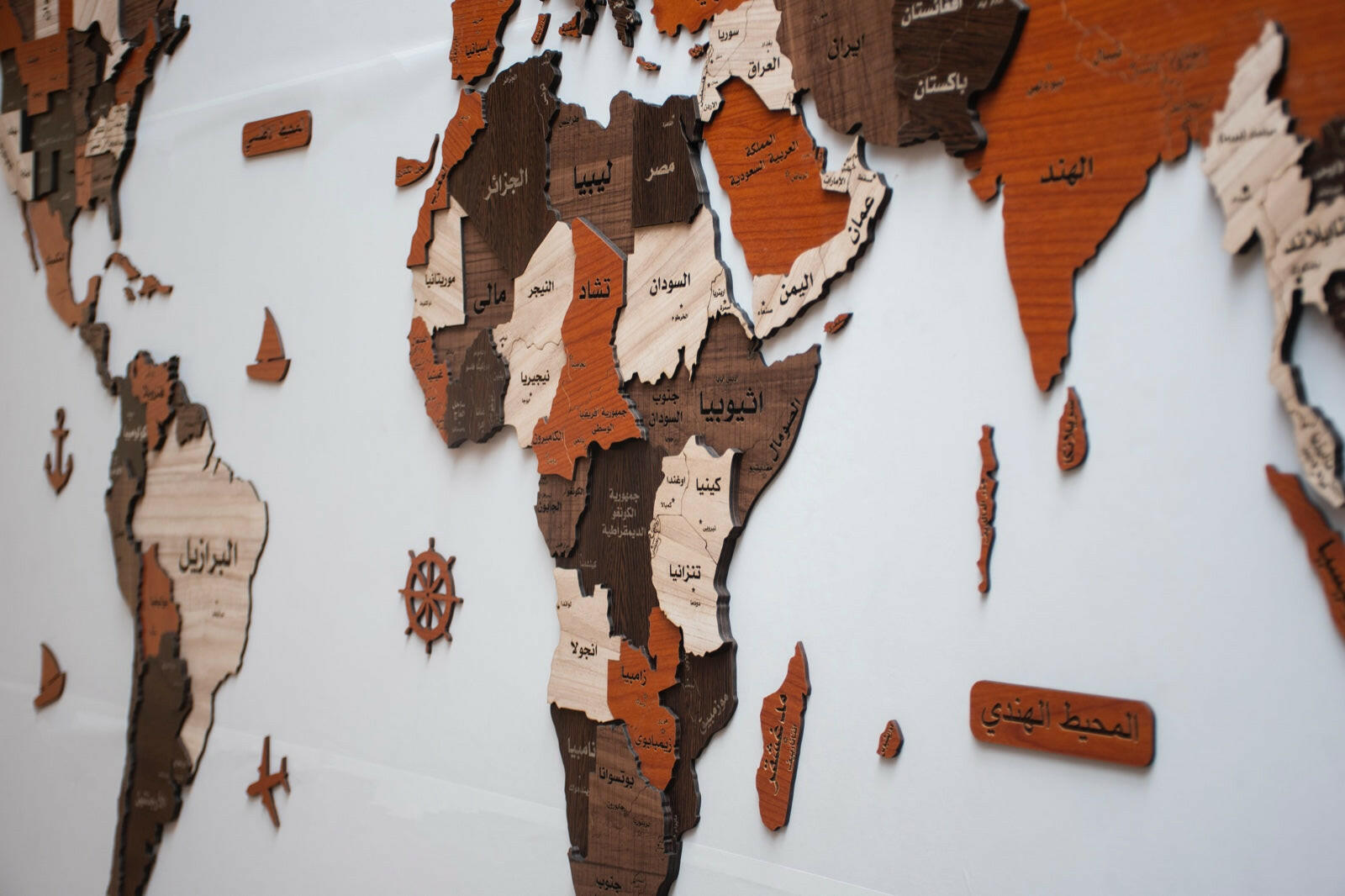 لوحة خريطة العالم بجودة عالية تظهر تفاصيل الدول والقارات، مثالية لتزيين المكاتب وغرف الدراسة