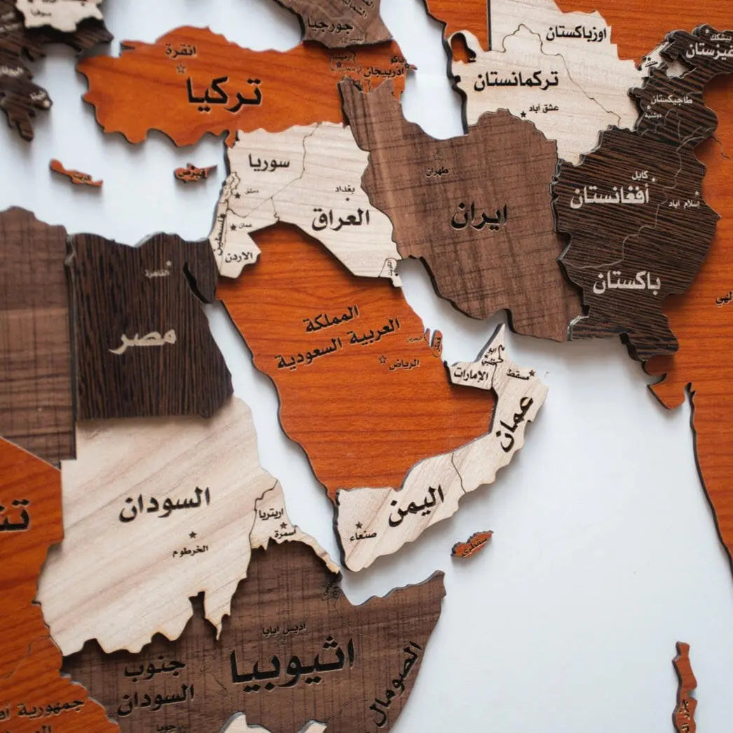 لوحة خريطة العالم بجودة عالية تظهر تفاصيل الدول والقارات، مثالية لتزيين المكاتب وغرف الدراسة