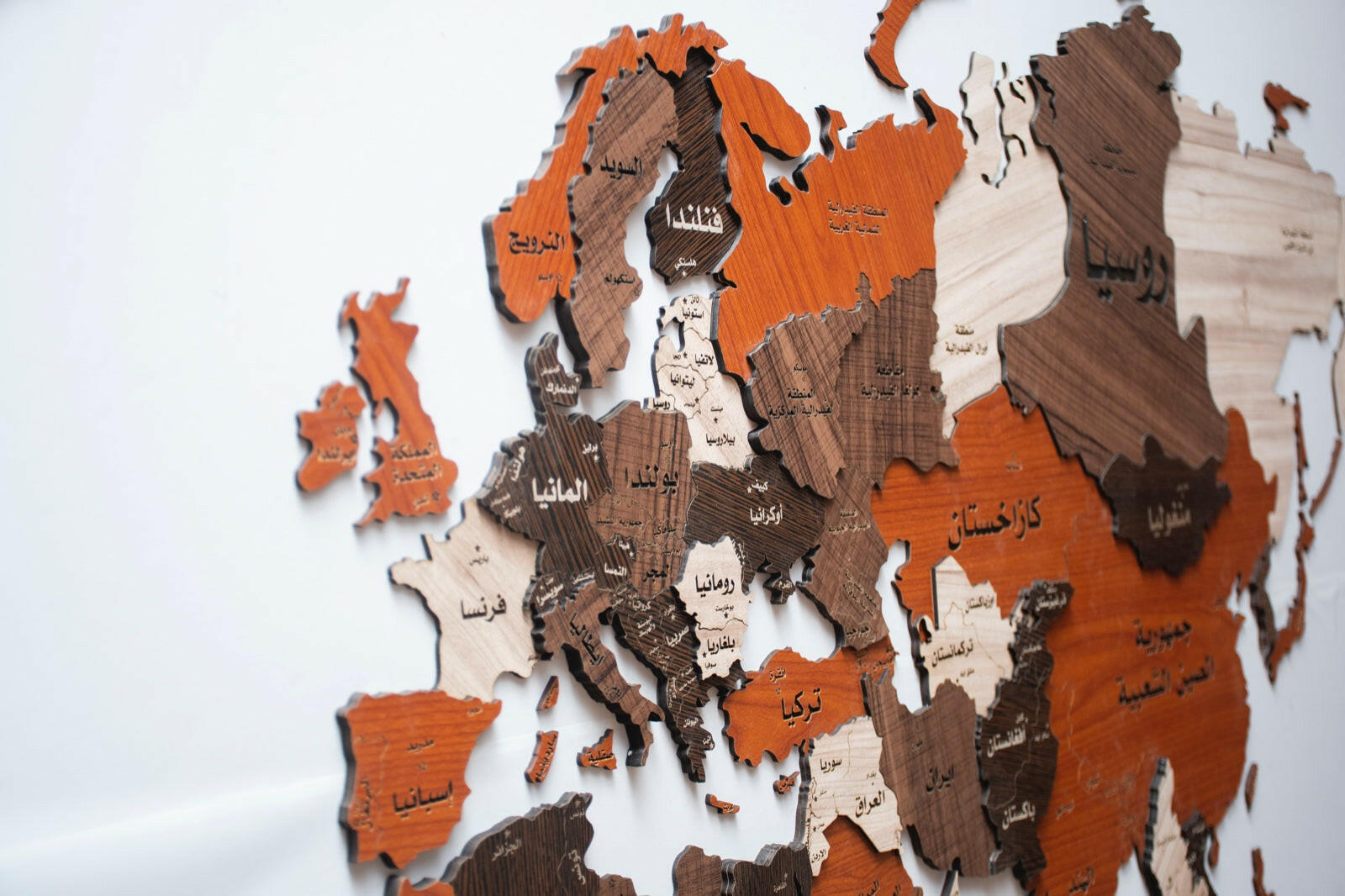 لوحة خريطة العالم بجودة عالية تظهر تفاصيل الدول والقارات، مثالية لتزيين المكاتب وغرف الدراسة