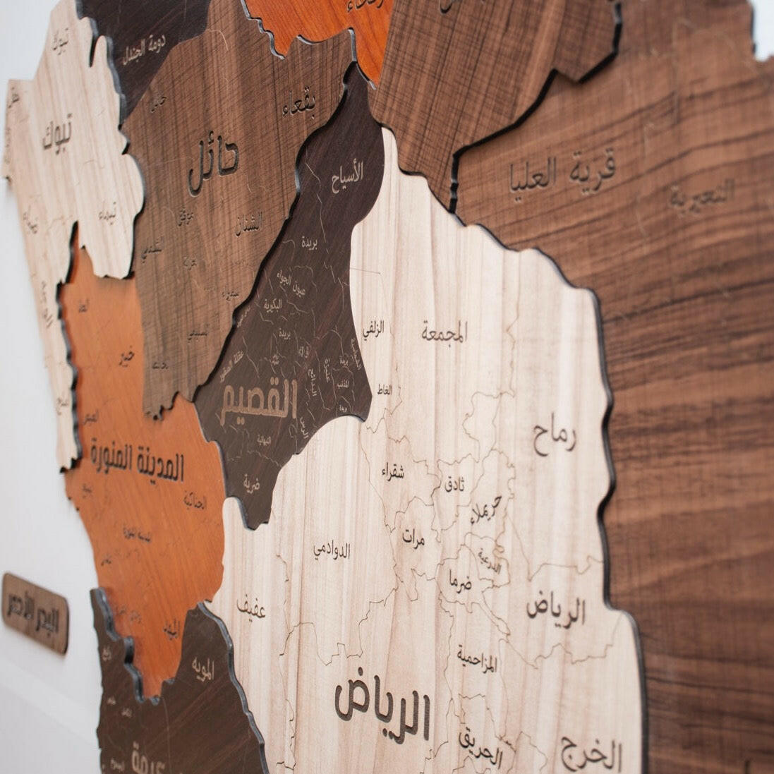 لوحة خريطة السعودية بتصميم جذاب بألوان واضحة تناسب تزيين الجدران وتعرض تفاصيل المملكة العربية السعودية