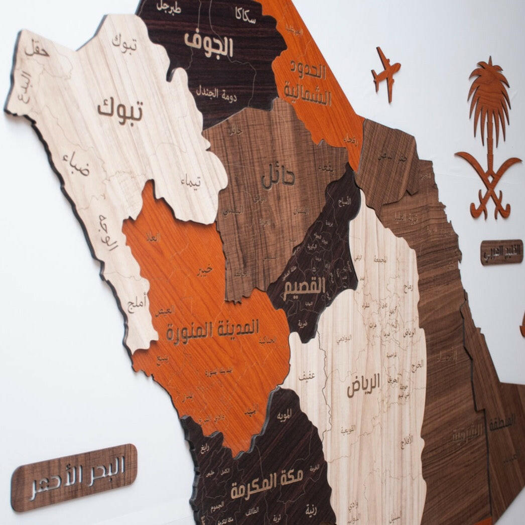 لوحة خريطة السعودية بتصميم جذاب بألوان واضحة تناسب تزيين الجدران وتعرض تفاصيل المملكة العربية السعودية