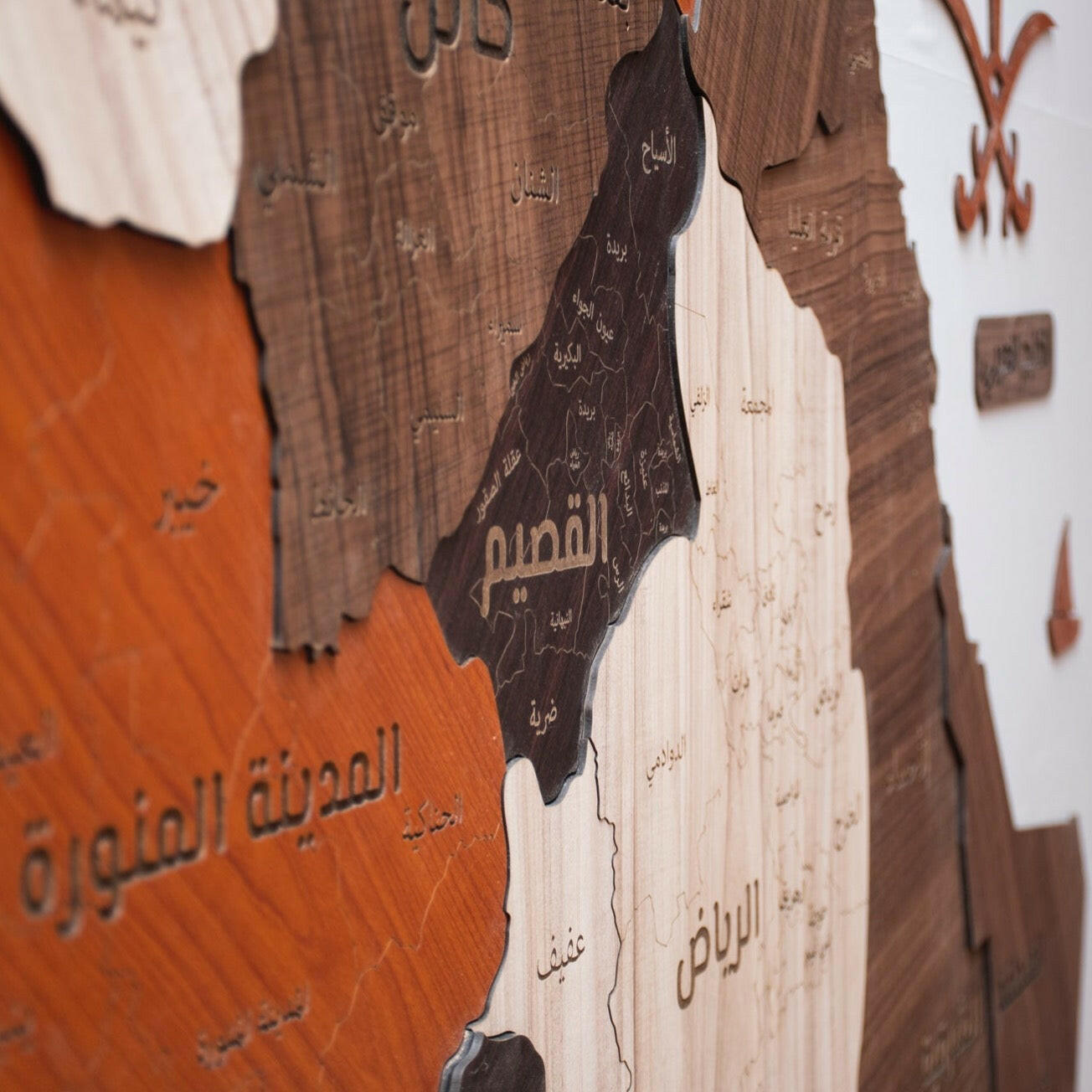 لوحة خريطة السعودية بتصميم جذاب بألوان واضحة تناسب تزيين الجدران وتعرض تفاصيل المملكة العربية السعودية