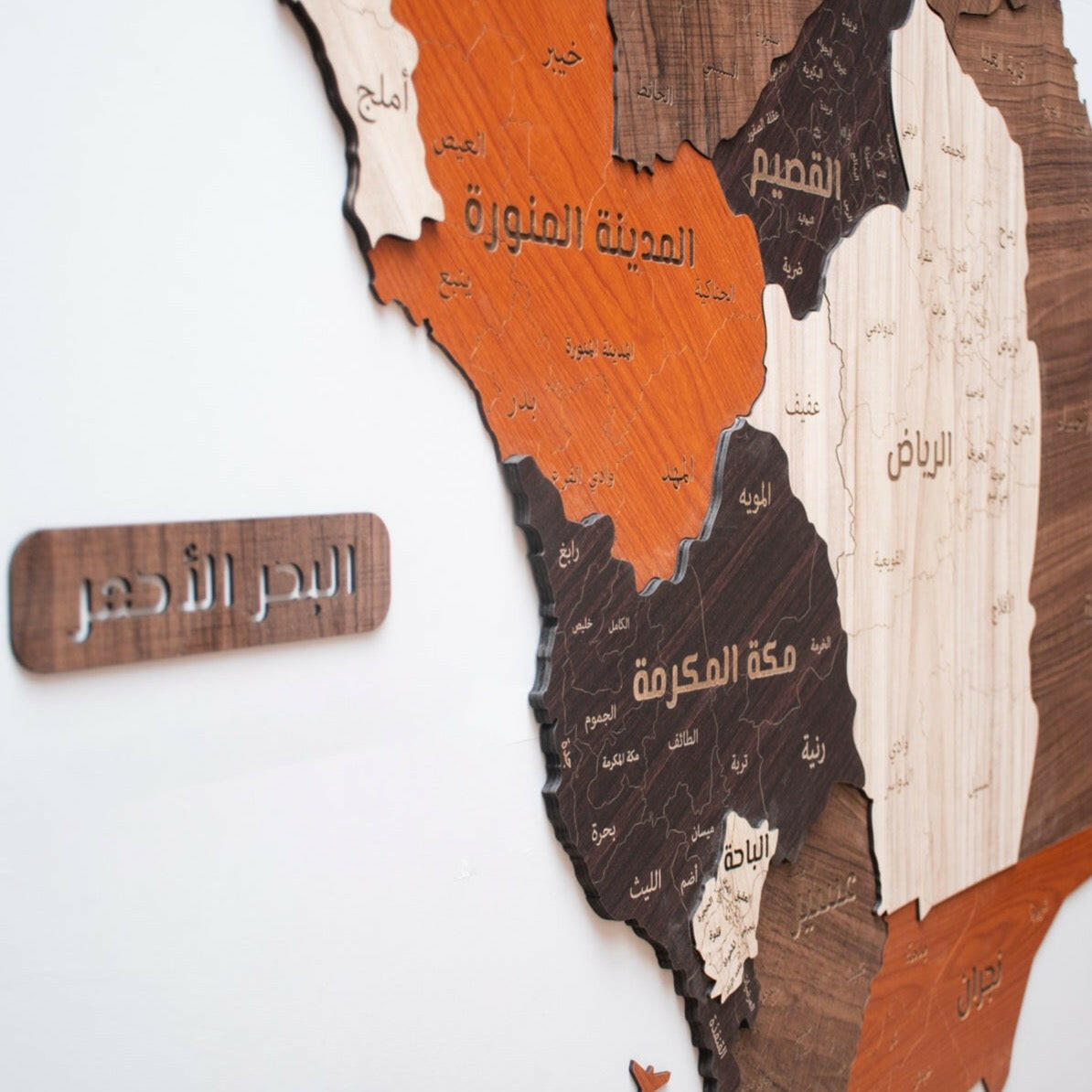 لوحة خريطة السعودية بتصميم جذاب بألوان واضحة تناسب تزيين الجدران وتعرض تفاصيل المملكة العربية السعودية