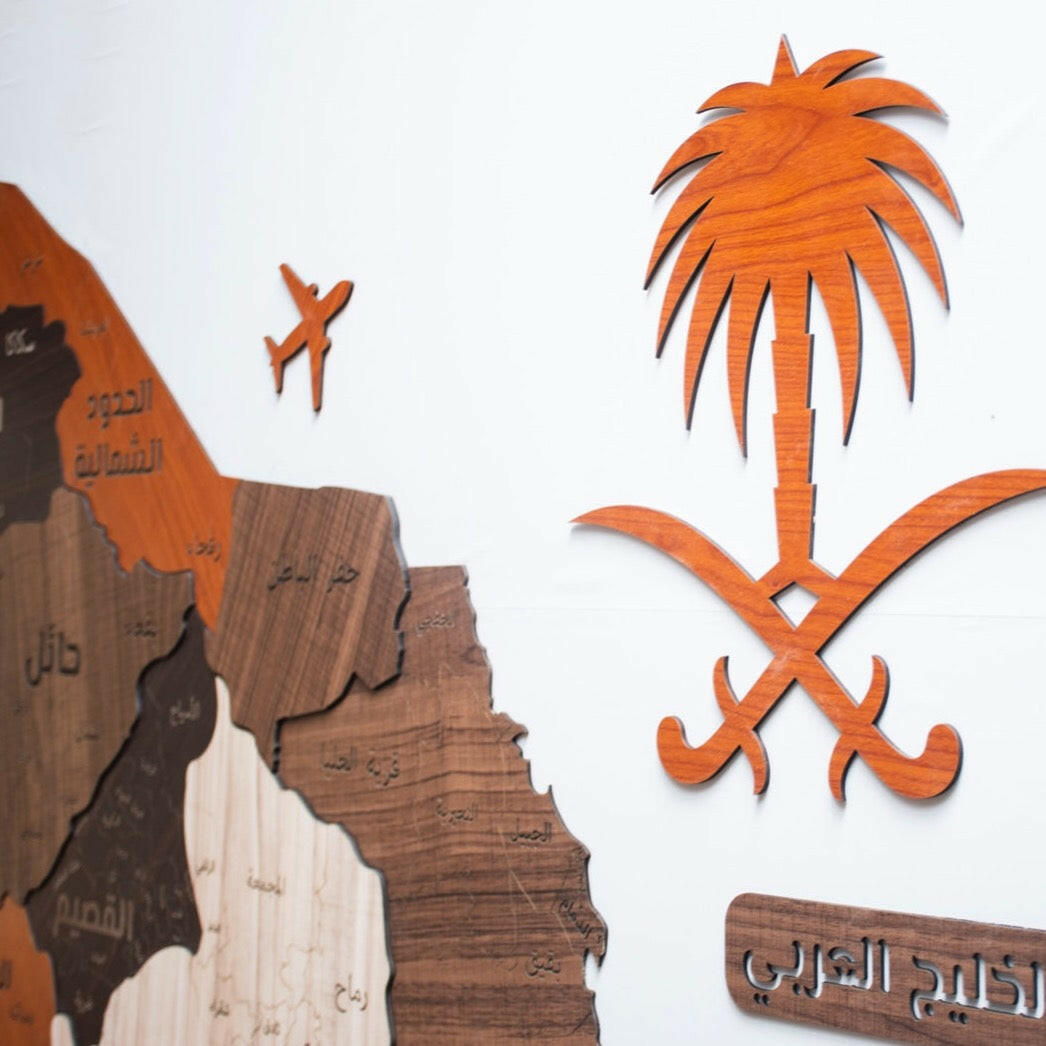 لوحة خريطة السعودية بتصميم جذاب بألوان واضحة تناسب تزيين الجدران وتعرض تفاصيل المملكة العربية السعودية